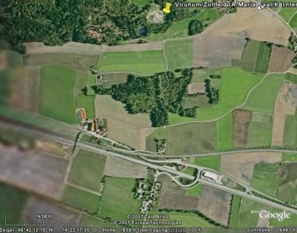 Google Maps: Luftbild des Geländes von Virunum. Amphitheater liegt am oberen Bildrand.